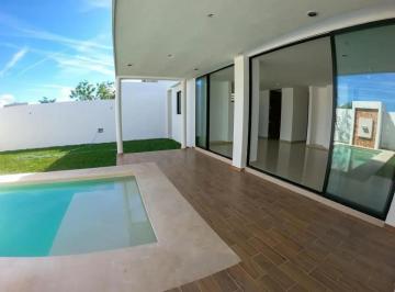 1 · En Venta Casa de Dos Plantas, y Cuatro Recámaras en Privada Residencial, Amenid