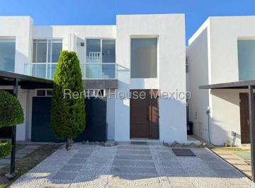Casa de 3 habitaciones, El Marqués · Vendo Casa con Amplio Jardin en Zakia Frente a Plaza Sabino 3 Recamaras 3 Baños 2 Autos