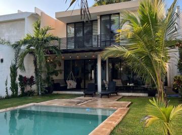 Casa de 3 habitaciones, Mérida · Casa en Venta Temozon Nte | 3 Recámaras, Alberca, Cochera Para 5 Autos.
