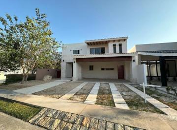 Casa en condominio de 4 habitaciones, Mérida · Casa en Venta en Parque Central