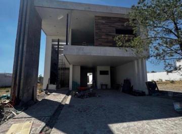 Casa · 405m² · 4 Recámaras · 4 Estacionamientos · Casa en Venta La Campiña del Bosque