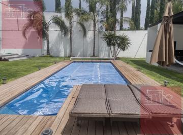 Casa · 800m² · 5 Recámaras · 3 Estacionamientos · Casa - Fraccionamiento Villas del Mesón