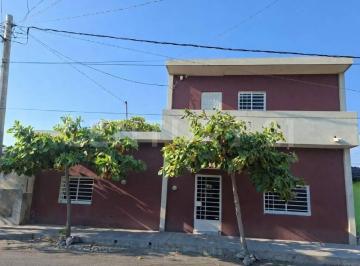 Casa · 214m² · 3 Recámaras · 2 Estacionamientos · Casa en Venta en Tecomán, Colima
