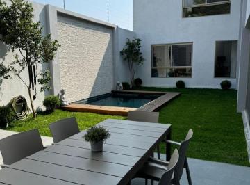Casa · 350m² · 3 Recámaras · 2 Estacionamientos · Casa en Venta en Zona Dorada de Cuernavaca