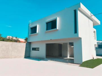 Casa · 220m² · 4 Recámaras · 2 Estacionamientos · Venta de Casa en Fraccionamiento en Jiutepec, Morelos