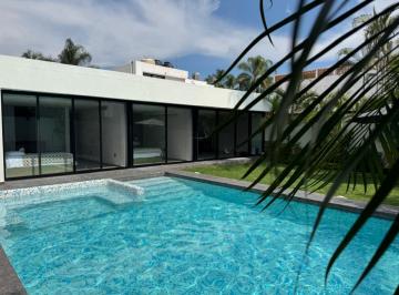 Casa · 387m² · 4 Recámaras · 1 Estacionamiento · Venta de Casa en Zona Dorada de Cuernavaca, 1 Nivel