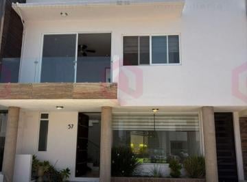 Casa de 3 habitaciones, Corregidora · Casa en Venta en Cañadas del Lago | 3 Recámaras | Jardín | Condominio Cerrado