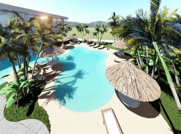 Casa · 1200m² · 4 Recámaras · 1 Estacionamiento · En Venta Casa en Cacún con 4 Habitaciones, Alberca y Gimnasio