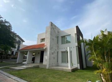 Casa · 540m² · 5 Recámaras · 5 Estacionamientos · Casa - Fraccionamiento Los Almendros