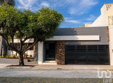 Casa · 433m² · 4 Recámaras · 2 Estacionamientos · Casa Premium en Venta. Zona Dorada a Unos Pasos de Av Ignacio Sandoval