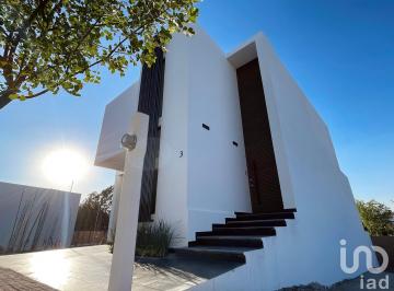 Casa · 300m² · 3 Recámaras · Casa Seminueva en Venta en Parque Malta, Lomas de Angelopolis, Puebla con Excelente Diseño.