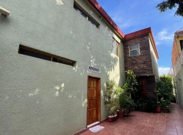 Casa de 4 habitaciones, Querétaro · Casa en Venta o Renta en Carretas– Estilo Tradicional, Jardín Encantador y Ubicación Privilegiada