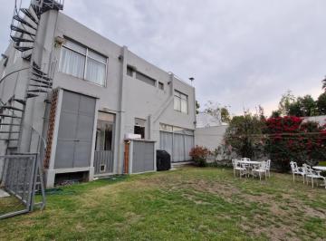 Casa · 566m² · 5 Recámaras · 6 Estacionamientos · Buena Casa con Jardín Para Actualizar Cerca del Hospital Ángeles del Pedregal