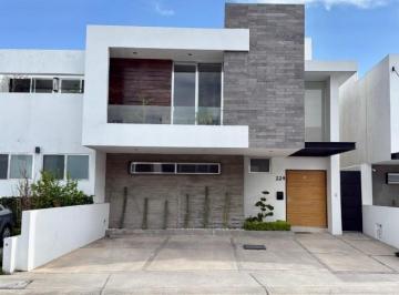 Casa · 320m² · 4 Recámaras · 3 Estacionamientos · Renta de Casa en Fraccionamiento Lomas de Juriquilla