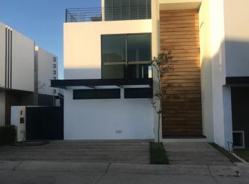 Casa en condominio de 4 habitaciones, Zapopan · Casa en Venta en Los Robles Residencial, Dentro de Coto Privado con Ambiente Tra
