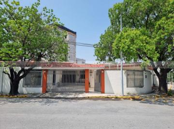Casa · 345m² · 7 Recámaras · 2 Estacionamientos · Casa en Venta en Leones