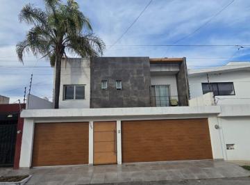 Casa de 4 habitaciones, Zapopan · Casa en Venta en Jardines de San Ignacio Chapalita