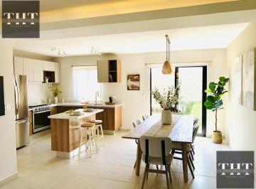 Casa · 143m² · 3 Recámaras · 2 Estacionamientos · Casa en La Zona de El Mirador con Sala de Tv