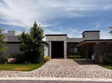 Casa · 500m² · 4 Recámaras · 8 Estacionamientos · Casa - La Campiña del Bosque