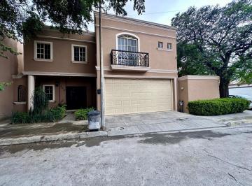 Casa · 329m² · 5 Recámaras · 3 Estacionamientos · Casa en Venta Portal del Roble en San Nicolas de Los Garza
