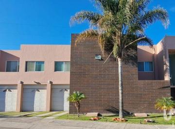 Casa · 410m² · 4 Recámaras · 3 Estacionamientos · Venta de Casa con Recamara en Planta Baja en Fracc. Miravalle en Ciudad de San Luis Potosi