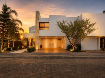 Casa · 245m² · 4 Recámaras · 2 Estacionamientos · Casa en Venta en Recta a Cholula Puebla, Residencial Quetzalcoalt, Puebla.