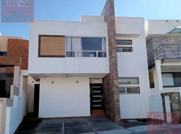 Casa · 3 Recámaras · 2 Estacionamientos · Casa - Fraccionamiento Zibatá
