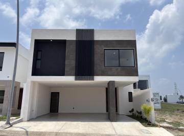 Casa · 240m² · 3 Recámaras · 2 Estacionamientos · Casa Venta, 3 Recámaras C/vestidor, Climatizada, Jardín Lomas del Dorado, Riv. Veracruzana Veracruz