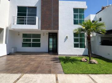 Casa de 3 habitaciones, Zapopan · Venta de Casa Dentro de Coto Jardin Real