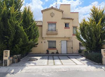 Entrada principal · Casa en Esquina con Terreno Excedente, Completamente Equipada y Lista Para Habit
