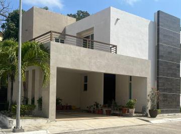Casa · 242m² · 3 Recámaras · 2 Estacionamientos · Casa en Venta – Fracc. Hacienda del Rull