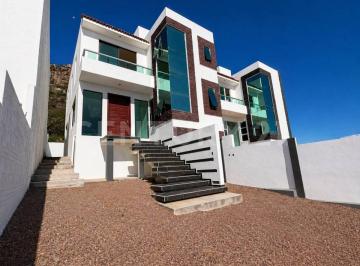 Casa · 220m² · 4 Recámaras · 5 Estacionamientos · Casa Nueva en Venta Granjas Banthí, San Juan del Río | 385 m² Terreno