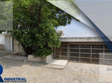 Casa · 691m² · 4 Recámaras · 2 Estacionamientos · Casa en Venta en El Obispado