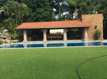 Casa · 1581m² · 5 Recámaras · 7 Estacionamientos · Casa en Fraccionamiento Los Apantles