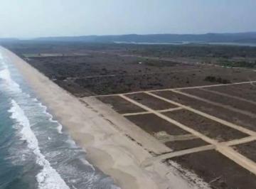 Terreno / Lote , Santiago Pinotepa Nacional · ¡Oportunidad! Lotes Frente Al Mar en Playa Banco de Oro, Oaxaca. 300 m²