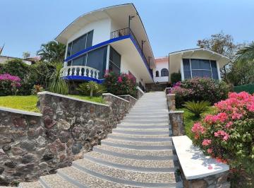 Casa · 560m² · 4 Recámaras · 4 Estacionamientos · Casa en Pueblo Tequesquitengo