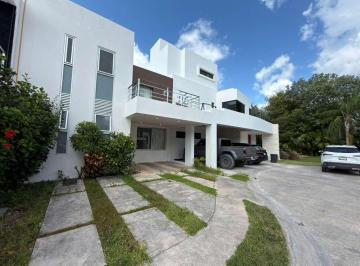 Casa · 4 Recámaras · 2 Estacionamientos · Rento Linda Casa en Residencia Aqua Sin Muebles de 4 Rec