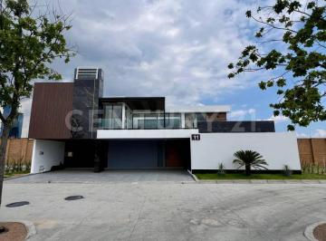 Casa · 494m² · 3 Recámaras · 3 Estacionamientos · Residencia con Acabados de Lujo en Central Park, Lomas de Angelópolis.