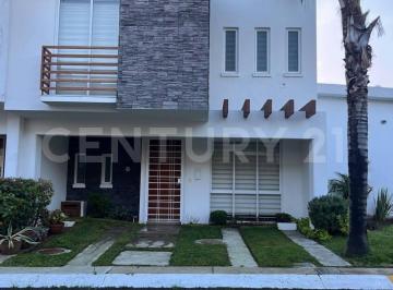 Casa · 141m² · 3 Recámaras · 2 Estacionamientos · Casa en Renta en Luna Bosque Residencial, Zapopan.