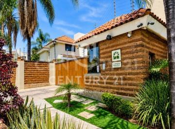 Casa · 250m² · 3 Recámaras · 2 Estacionamientos · Casa en Venta en Loma Real