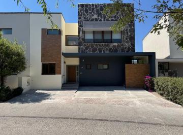 Casa de 4 habitaciones, Querétaro · Casa en Venta Ubicada en El Fraccionamiento Altozano