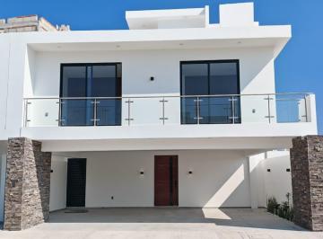 Casa · 320m² · 3 Recámaras · 3 Estacionamientos · Casa en Fraccionamiento Lomas del Dorado