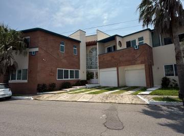 Casa · 900m² · 5 Recámaras · 1 Estacionamiento · Casa en Fraccionamiento Costa de Oro