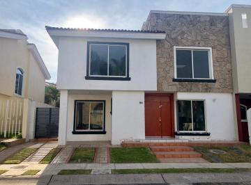 Casa · 224m² · 3 Recámaras · 3 Estacionamientos · Casa Jardín Real