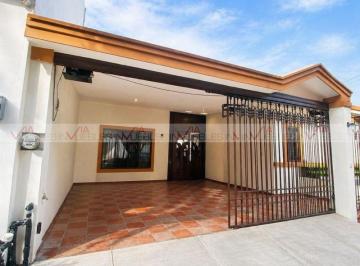 Casa · 280m² · 3 Recámaras · 2 Estacionamientos · Casa en Venta en Monterrey