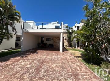 Casa · 220m² · 4 Recámaras · 4 Estacionamientos · Casa en Renta en Privada Ubicada en Conkal, Yucatán, con Piscina y Paneles Solares