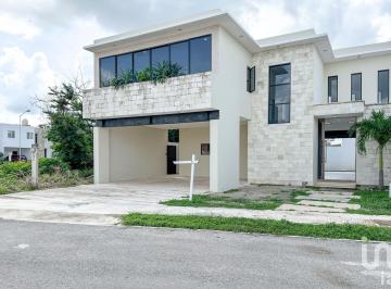 Casa · 292m² · 4 Recámaras · 3 Estacionamientos · Casa Nueva en Venta en Conkal Yucatan: 4 Recámaras, Piscina, Acabados de Lujo