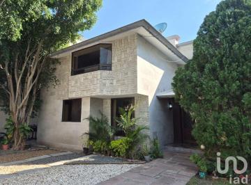 Casa · 385m² · 3 Recámaras · 3 Estacionamientos · Casa en Venta en Jurica, Querétaro
