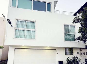 Casa · 400m² · 3 Recámaras · 2 Estacionamientos · Casa en Venta en Fracc. Marina Diamante, Acapulco, Gro.