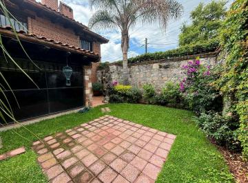 Casa · 220m² · 3 Recámaras · 2 Estacionamientos · Casa en Privado, Santa Maria, Jardin, Cochera, Estilo Colonial